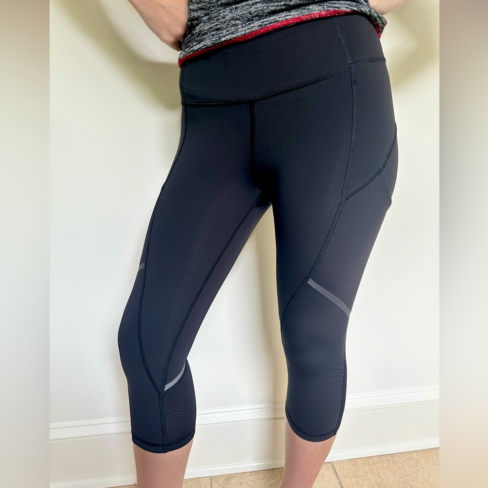 Lulu Lemon cropped legging with reflective strip and mess bottom. Size 4.